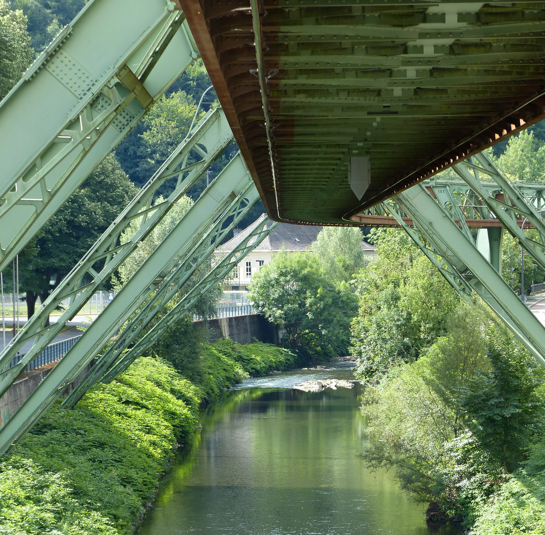 Blick aus der Wuppertaler Schwebebahn