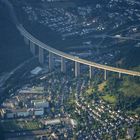 Blick aus einem Fesselballon auf Siegen-Eiserfeld und die Autobahnbrücke