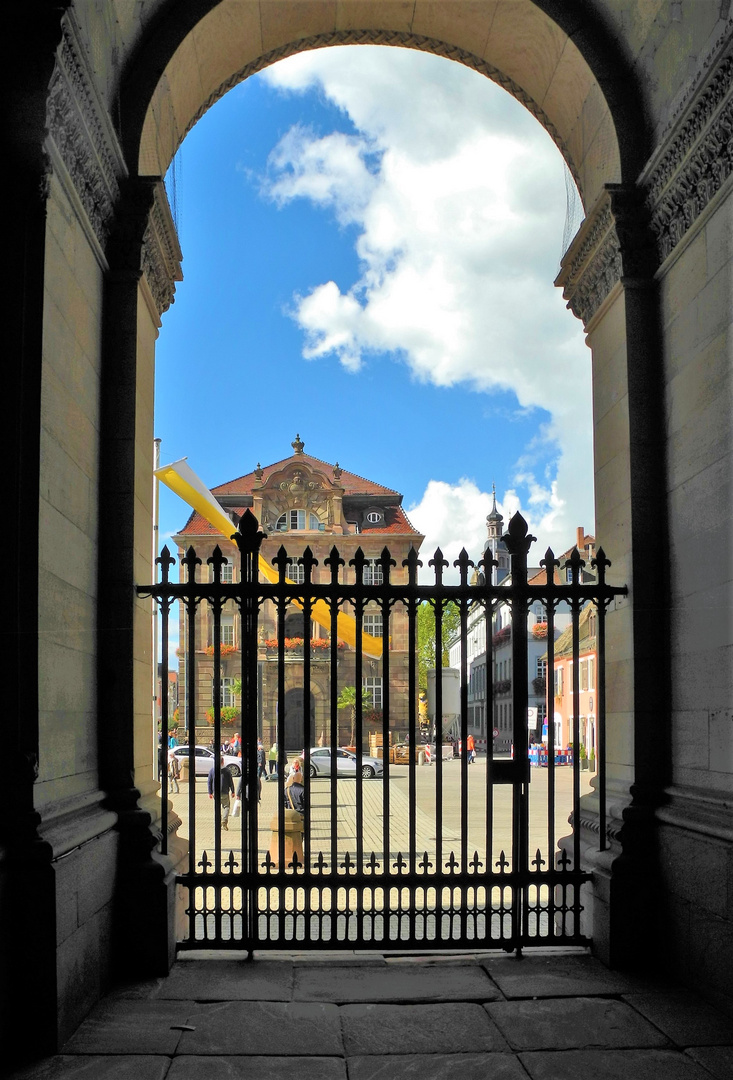 Blick aus einem Portal des Doms zu Speyer auf das Stadthaus