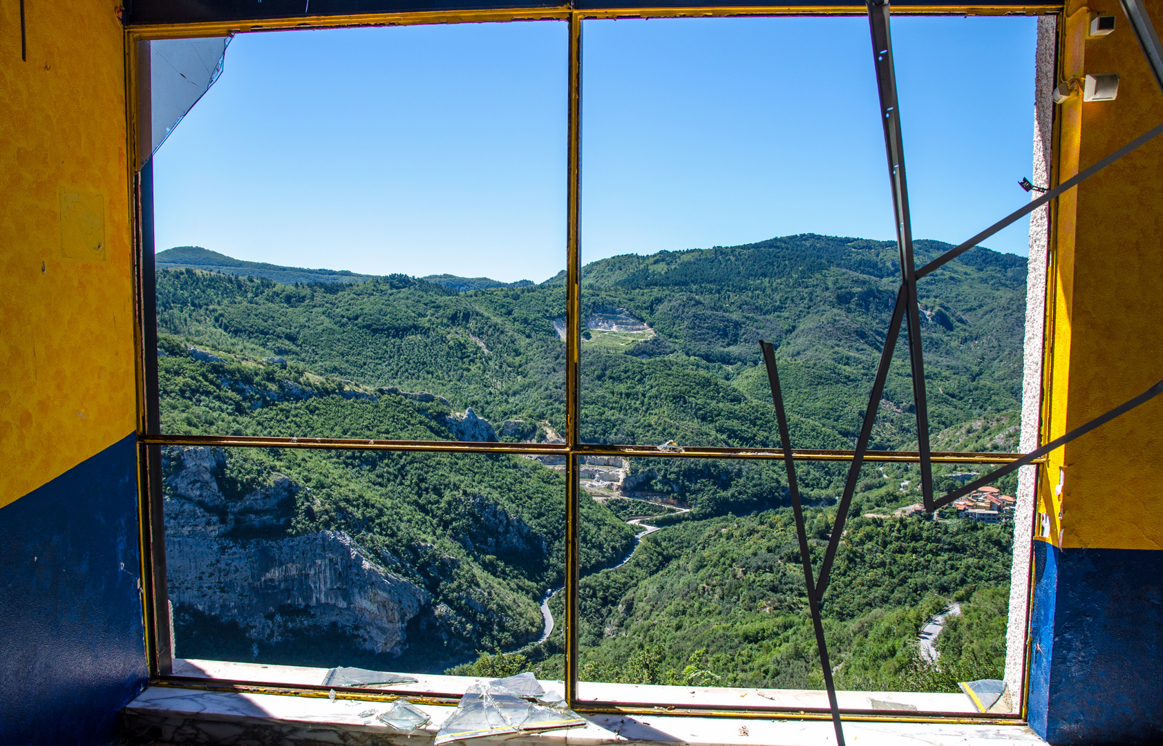 Blick aus einer verfallenen Lounge