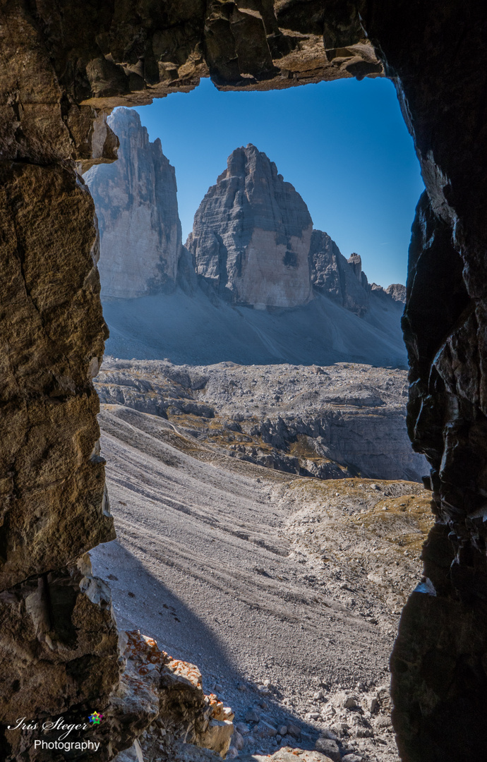 Blick aus Felsenbunker in den Dolomiten auf die "Drei Zinnen"