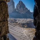 Blick aus Felsenbunker in den Dolomiten auf die "Drei Zinnen"