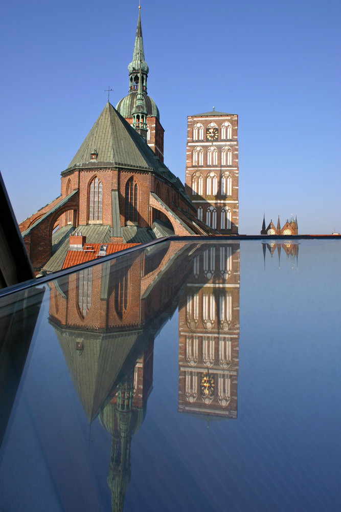 Blick aus Fenster auf die Nikolaikirche Stralsund