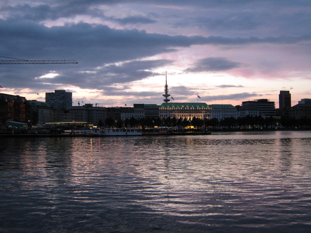 Blick aus Richtung Jungfernstieg beim Sonnenuntergang