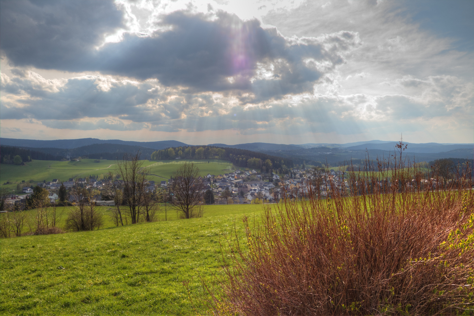 Blick aus Richtung Karlsbad auf das Erzgebirge