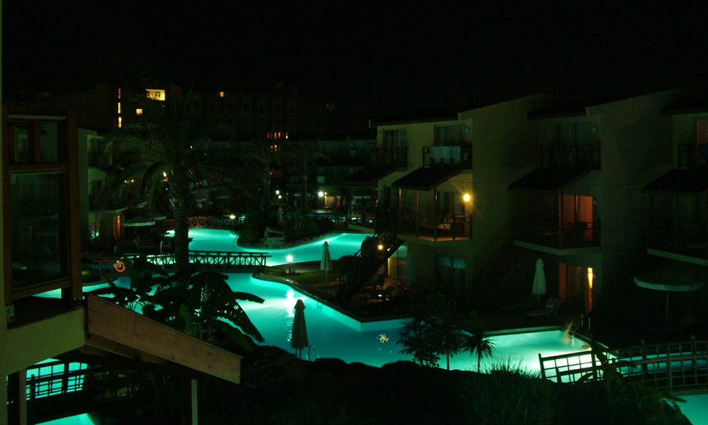 Blick aus unserer Seevilla bei Nacht.