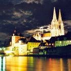 Blick bei Nacht auf Regensburg über die Donau hinweg