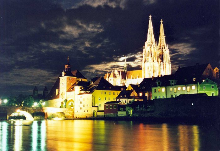 Blick bei Nacht auf Regensburg über die Donau hinweg