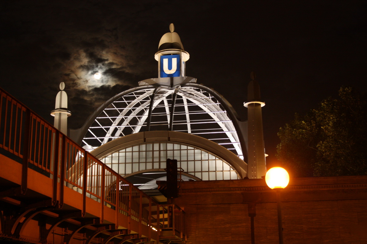 Blick bei Vollmond auf den Bahnhof Nollendorfplatz in Berlin.