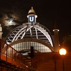 Blick bei Vollmond auf den Bahnhof Nollendorfplatz in Berlin.