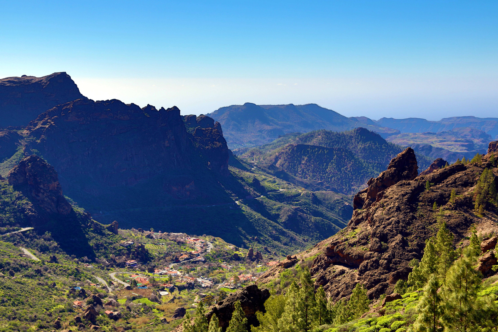 Blick beim Aufstieg zum Roque Nublo in die Bergwelt Gran Canarias