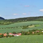 Blick beim böhmischen Vrsetin zu den Steppenbergen bei Louny links