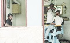 Blick beim FRISEUR CUBA  SW+COLOR