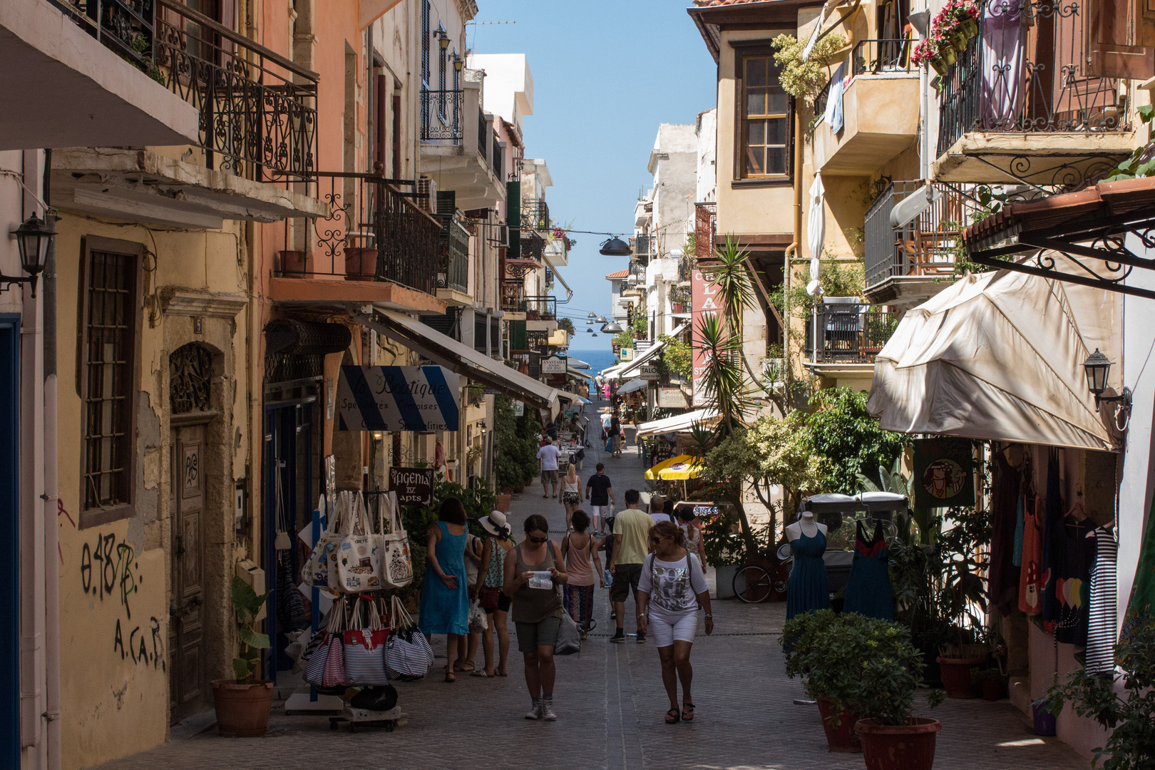 Blick durch Altstadtgasse zum Hafen von Chania