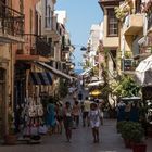 Blick durch Altstadtgasse zum Hafen von Chania