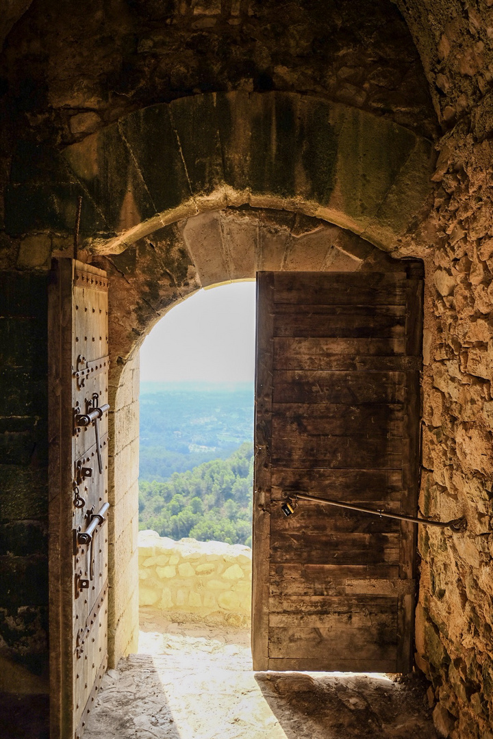 Blick durch das Burgtor