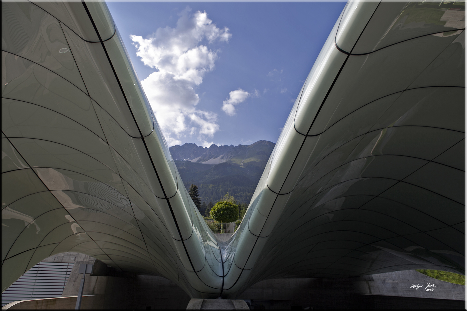 Blick durch das Dach der Bergstation der Hungerburgbahn in Innsbruck auf die Nordkette