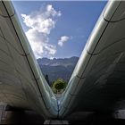 Blick durch das Dach der Bergstation der Hungerburgbahn in Innsbruck auf die Nordkette