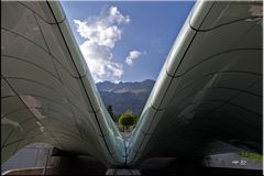 Blick durch das Dach der Bergstation der Hungerburgbahn in Innsbruck auf die Nordkette