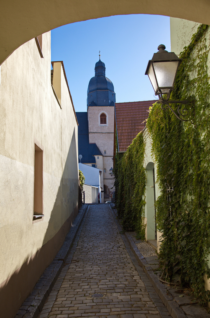 Blick durch das Dunkle Tor zu Luthers Taufkirche Sankt Petri und Pauli in Lutherstadt Eisleben