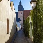 Blick durch das Dunkle Tor zu Luthers Taufkirche Sankt Petri und Pauli in Lutherstadt Eisleben