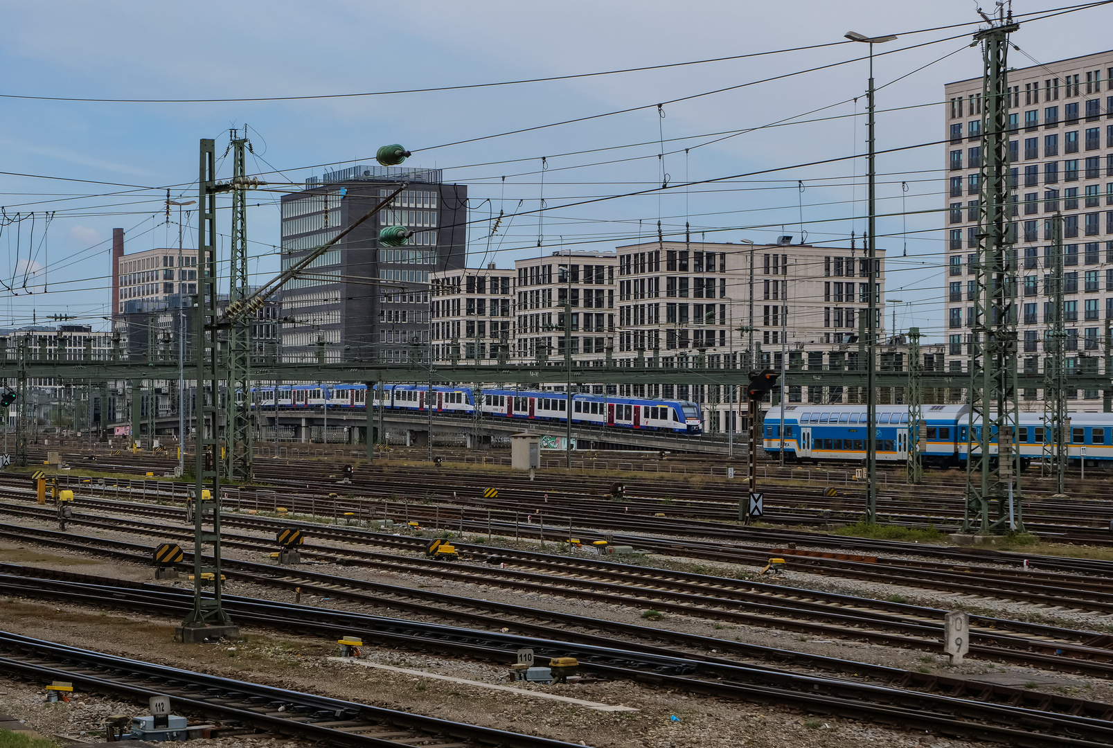 Blick durch das Fahrleitungsgewirr