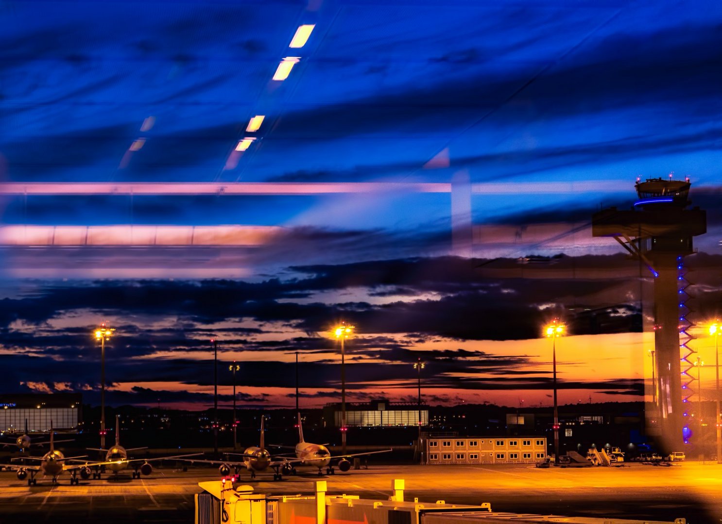 Blick durch das Fenster auf das Vorfeld des Flughafens