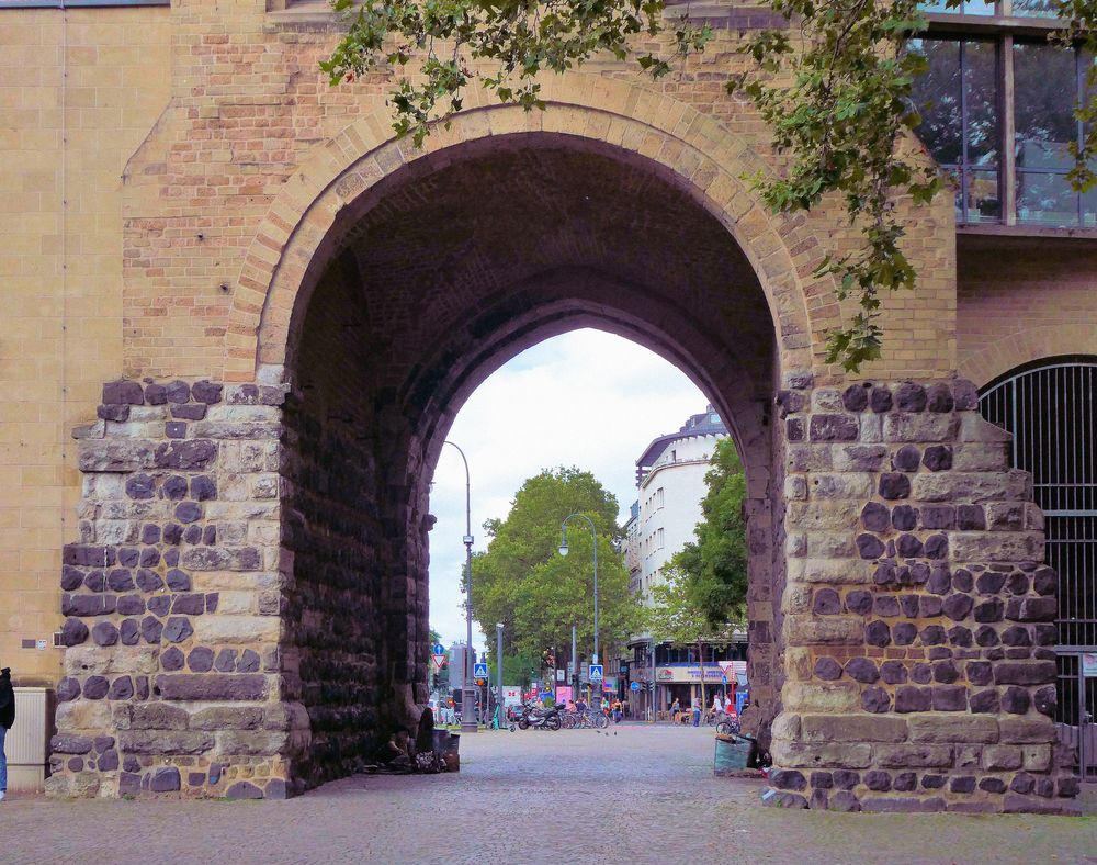 Blick durch das Kölner Hahnentor