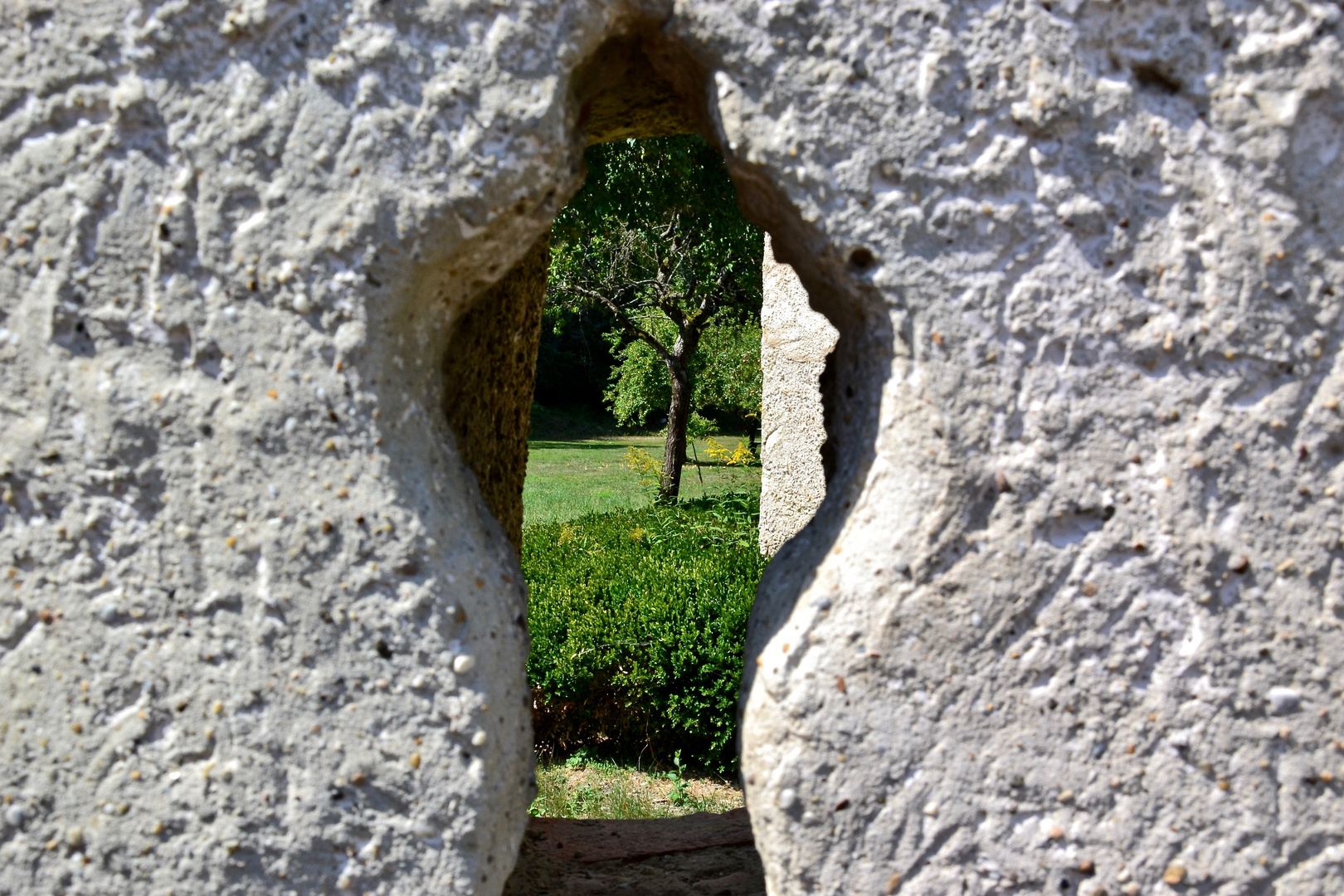 Blick durch das Loch… Foto & Bild world, natur, kloster Bilder auf