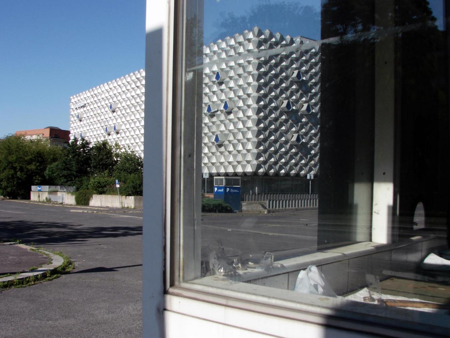 Blick durch das Parkplatzwächterhaus - in die Vergangenheit