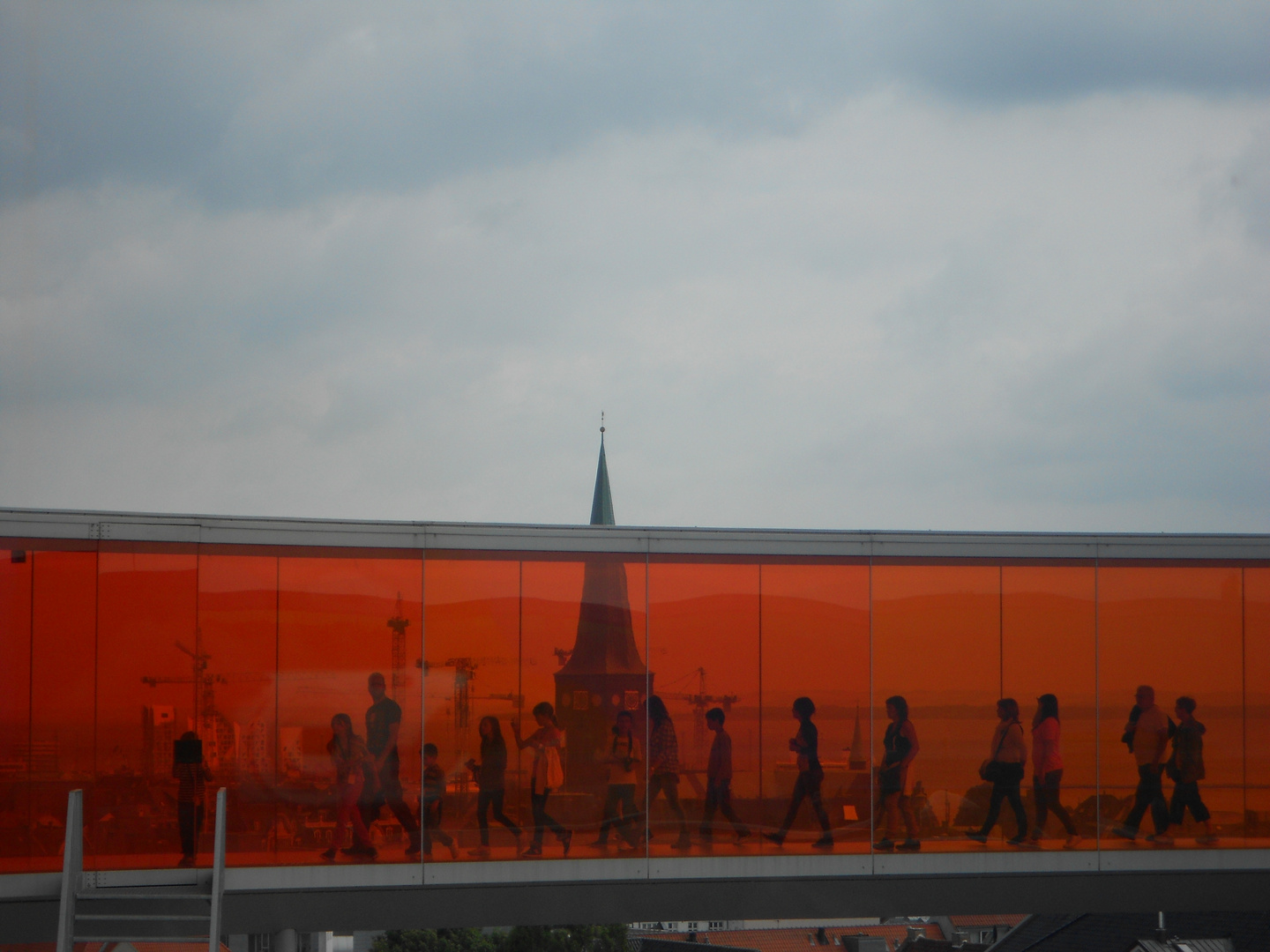 Blick durch das Regenbogenpanorama auf dem AROS Aarhus Kunstmuseum