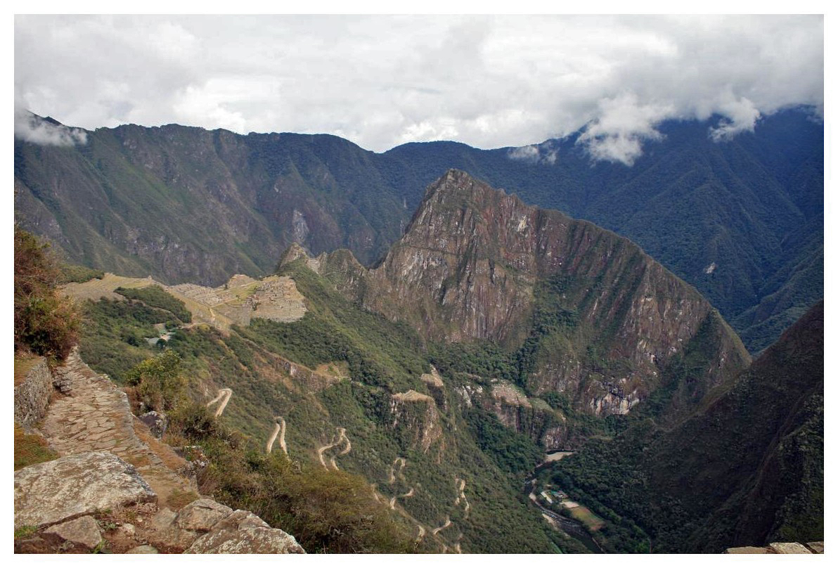 Blick durch das "Sonnentor" am Ende des Inka Trails auf die Ruinenstadt am Machu Picchu