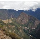 Blick durch das "Sonnentor" am Ende des Inka Trails auf die Ruinenstadt am Machu Picchu