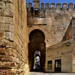 Blick durch das  Stadttor  von Carmona (Andalusien)