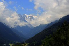 Blick durch das Stubaital auf den Gletscher