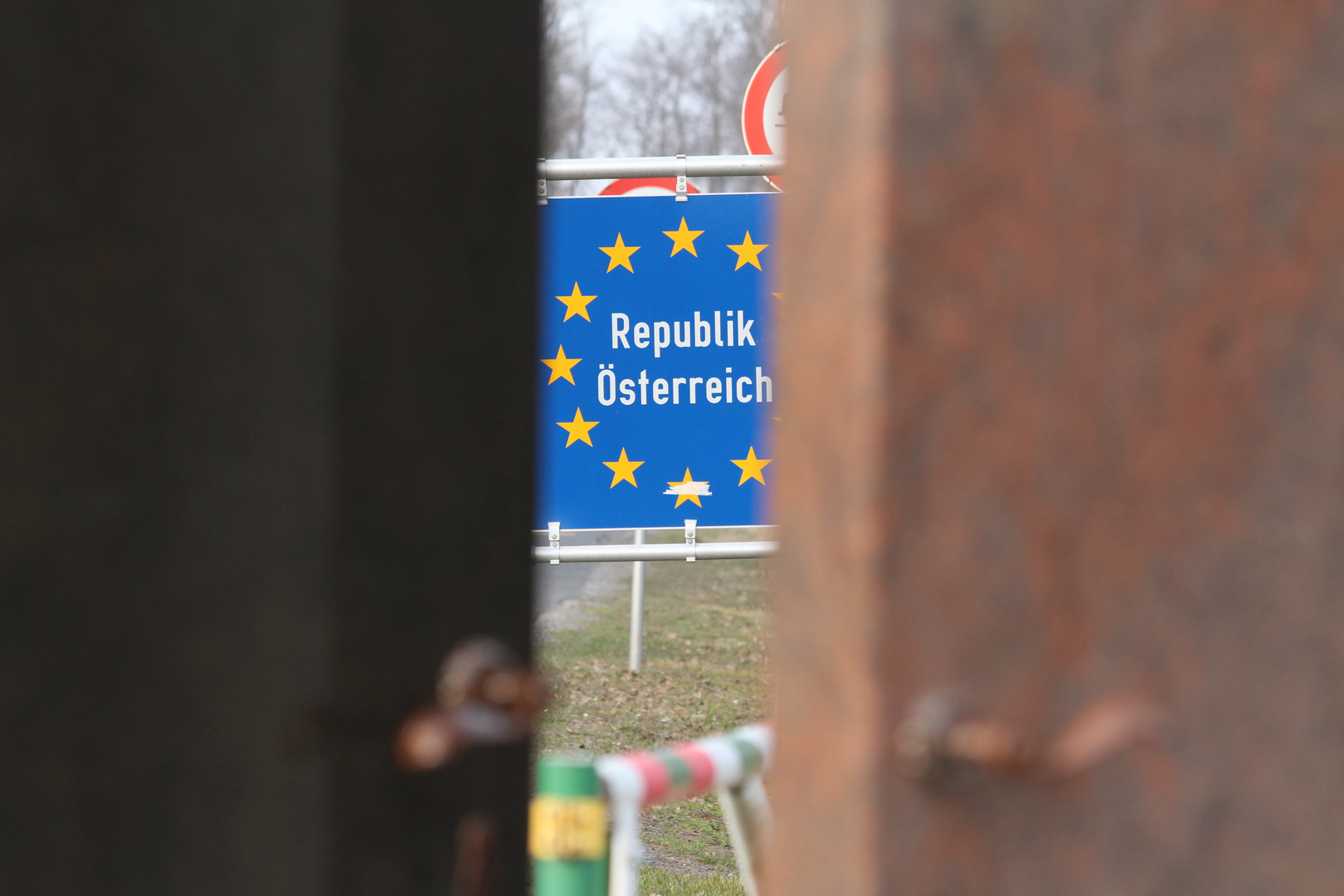 Blick durch das Tor an einem Ort in Ungarn/Burgenland der die Welt veränderte