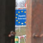 Blick durch das Tor an einem Ort in Ungarn/Burgenland der die Welt veränderte