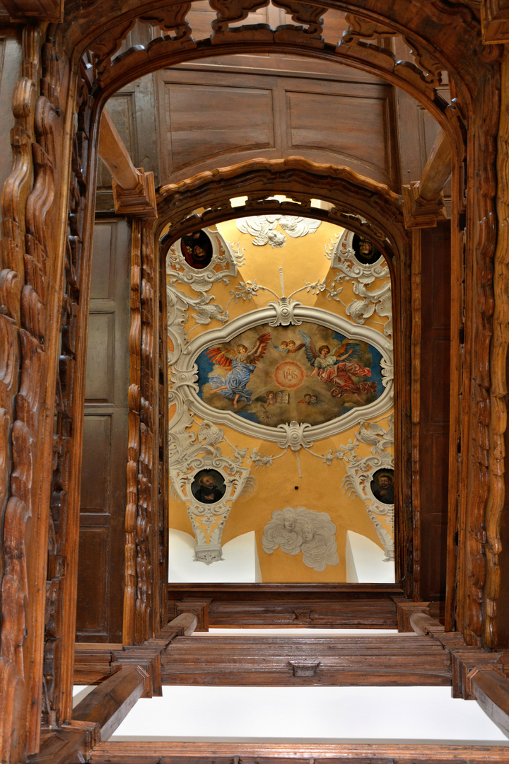 Blick durch das Treppenhaus zum Deckengemälde im Eichsfelder Heimatmuseum