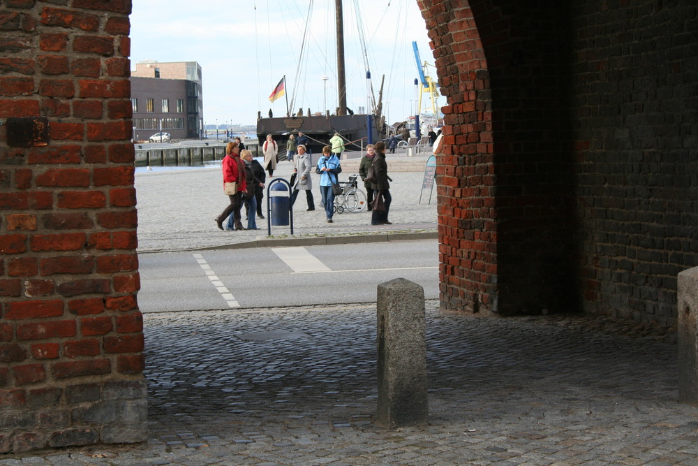 Blick durch das Wassertor in Wismar