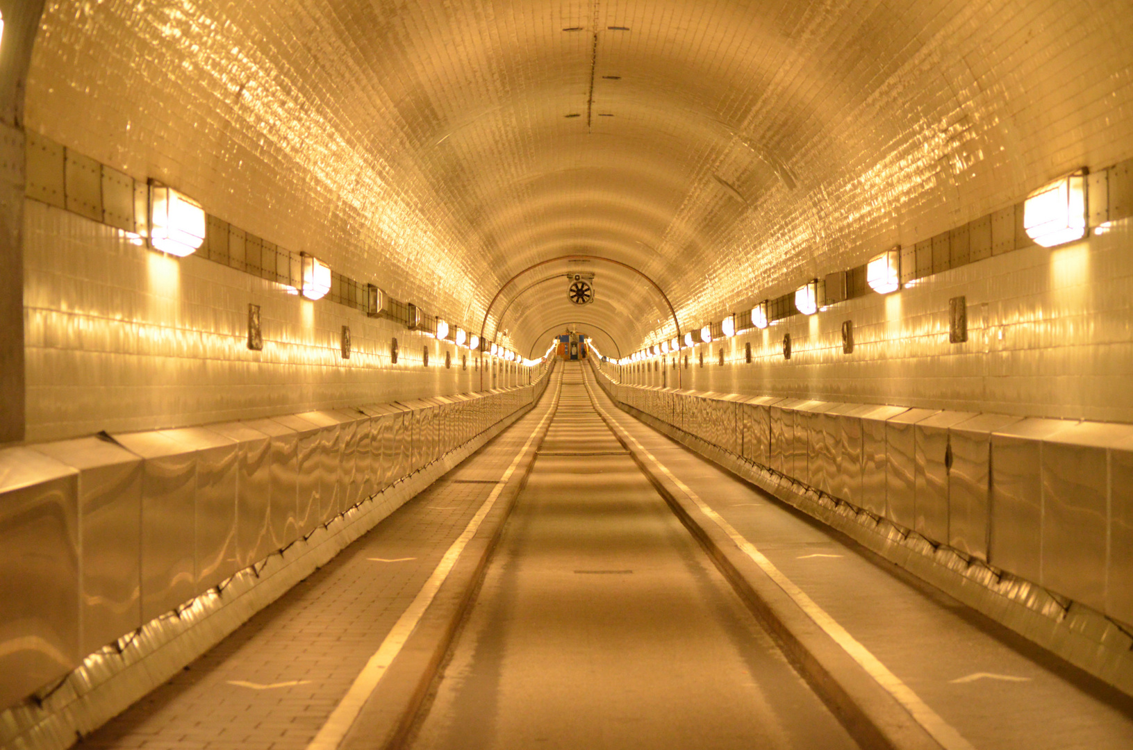 Blick durch den alten Elbtunnel