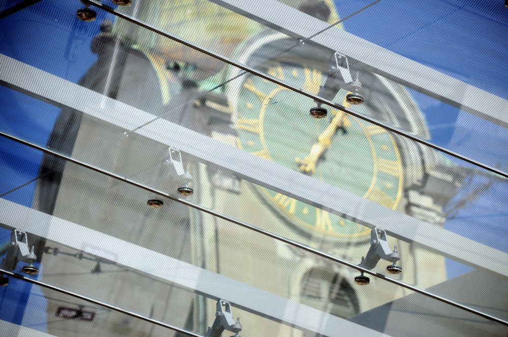 Blick durch den Baldachin auf dem Berner Bahnhofplatz von Evelyn Hebeisen 