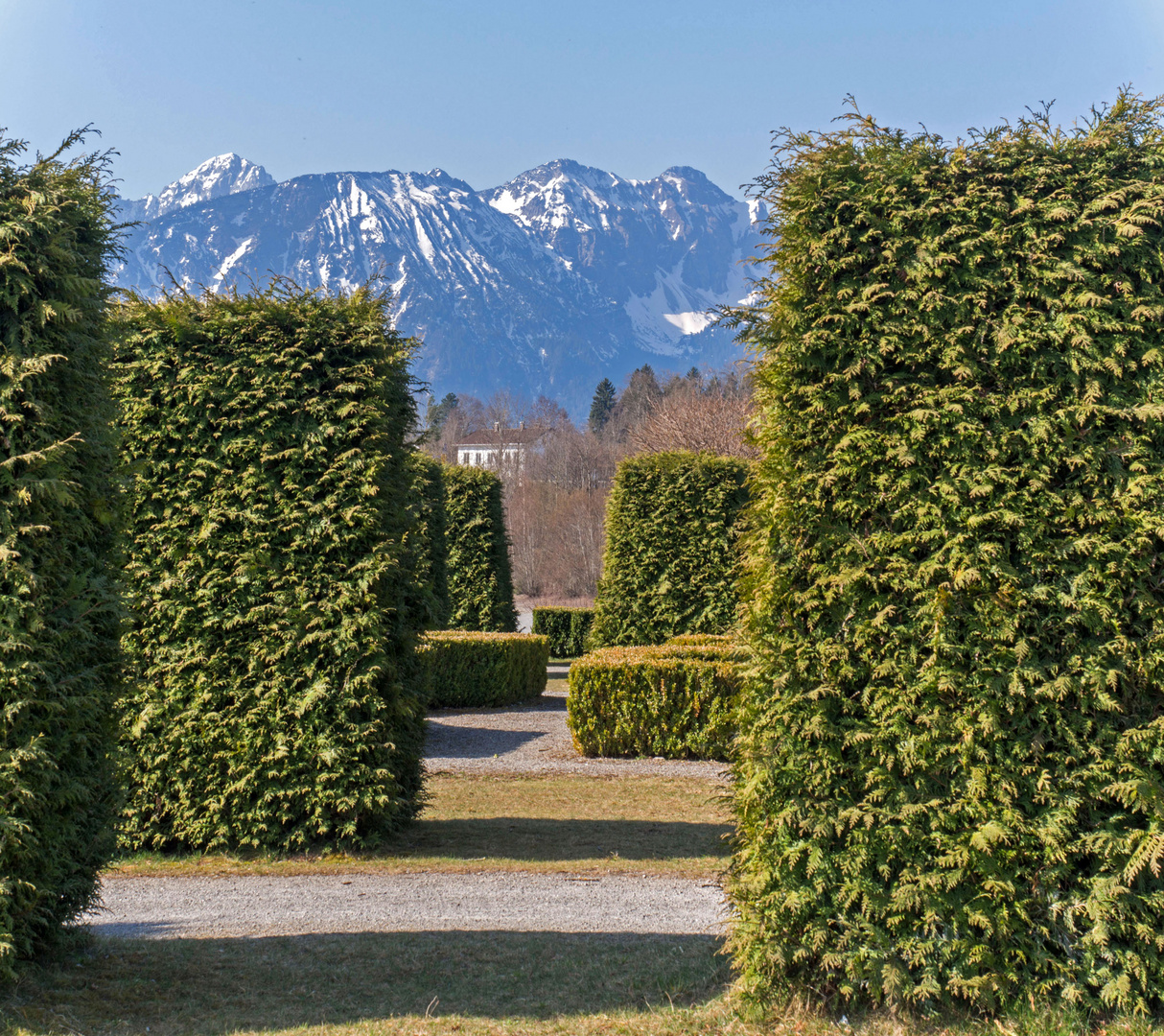 Blick durch den Barockgarten auf die Ammergauer Alpen