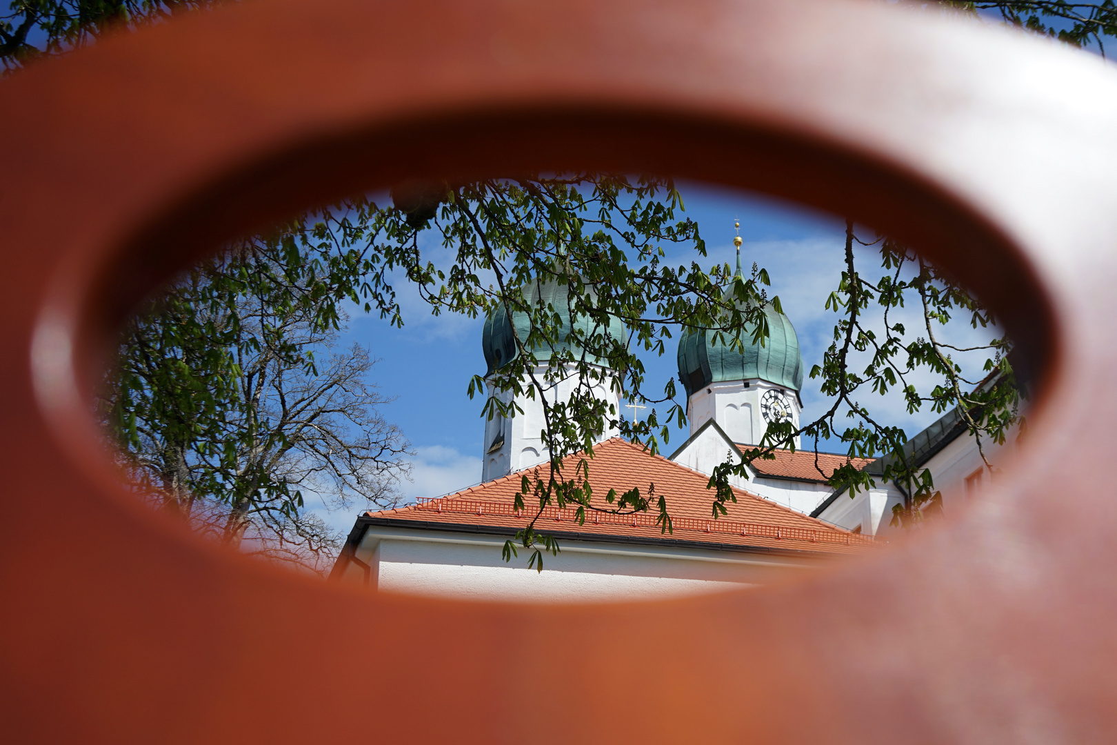 Blick durch den Biergartenstuhl aufs Kloster Seeon