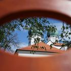 Blick durch den Biergartenstuhl aufs Kloster Seeon