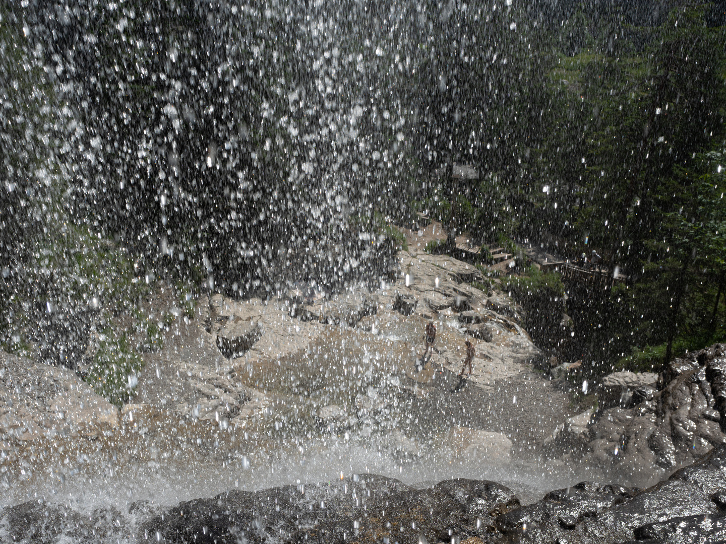 Blick durch den Haselgehrwasserfall bei Ehrwald, Tirol 