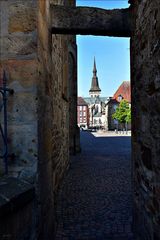 = Blick durch den Hexengang zur Marienkirche =