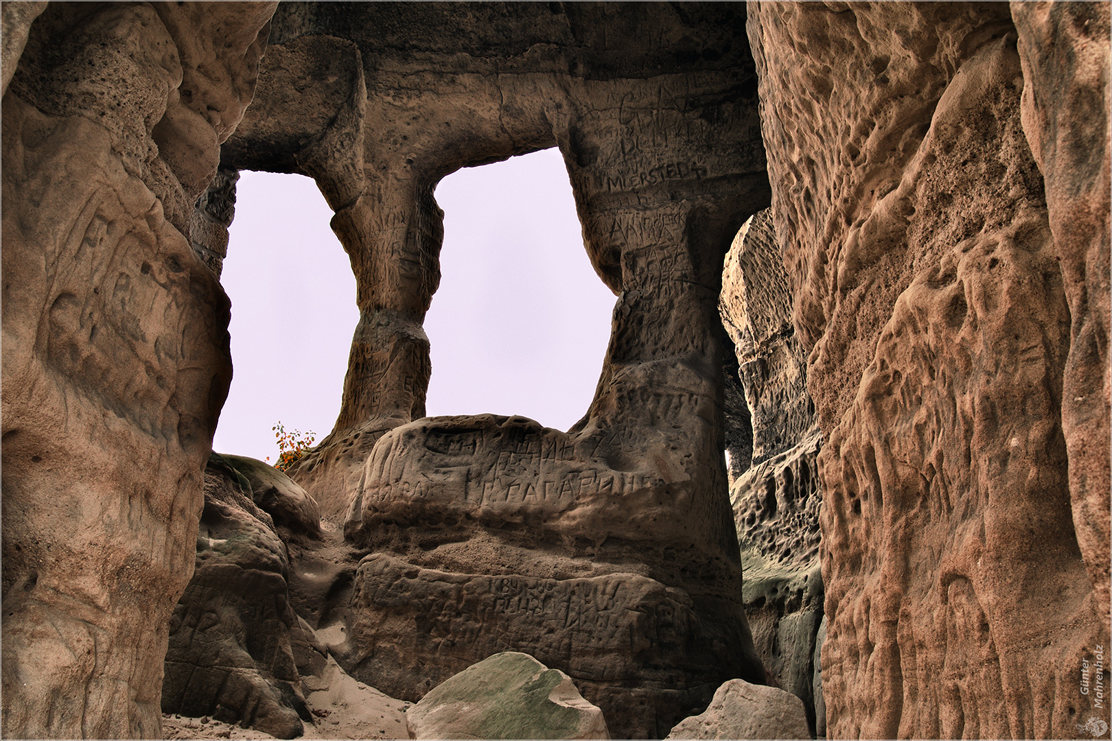 Blick durch den Klusfelsen