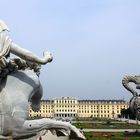 Blick durch den Neptunbrunnen auf Schloss Schönbrunn