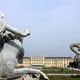 Blick durch den Neptunbrunnen auf Schloss Schnbrunn