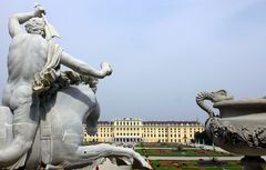 Blick durch den Neptunbrunnen auf Schloss Schönbrunn